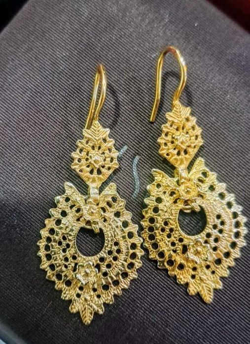 Brincos vintage em prata dourada.