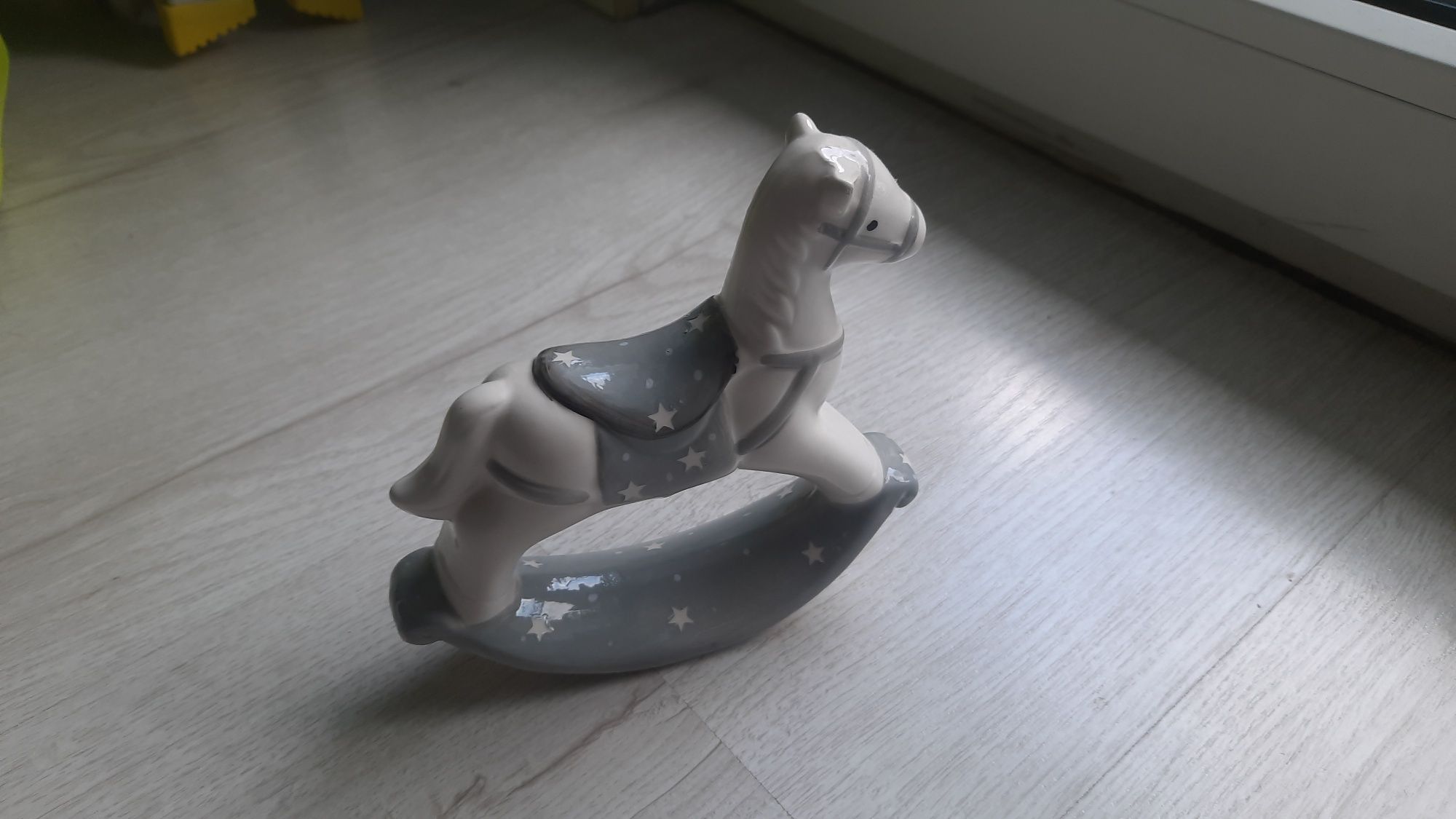 Porcelanowy konik na biegunach szaro bialy jak Nowy