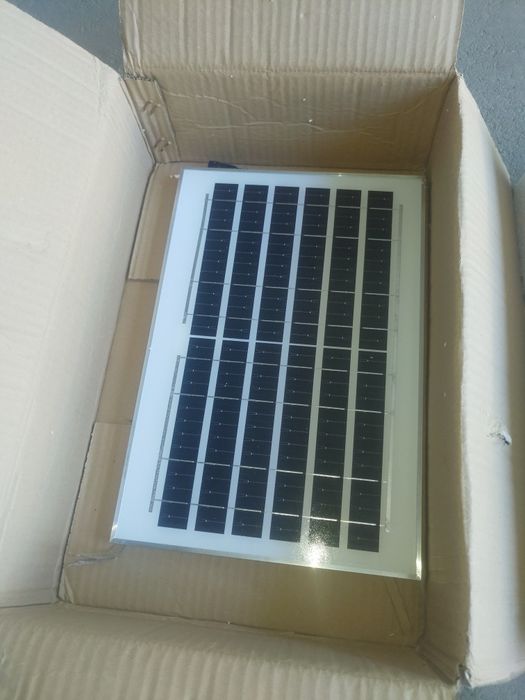 Lampa zewnętrzna LED z panelem slonecznym