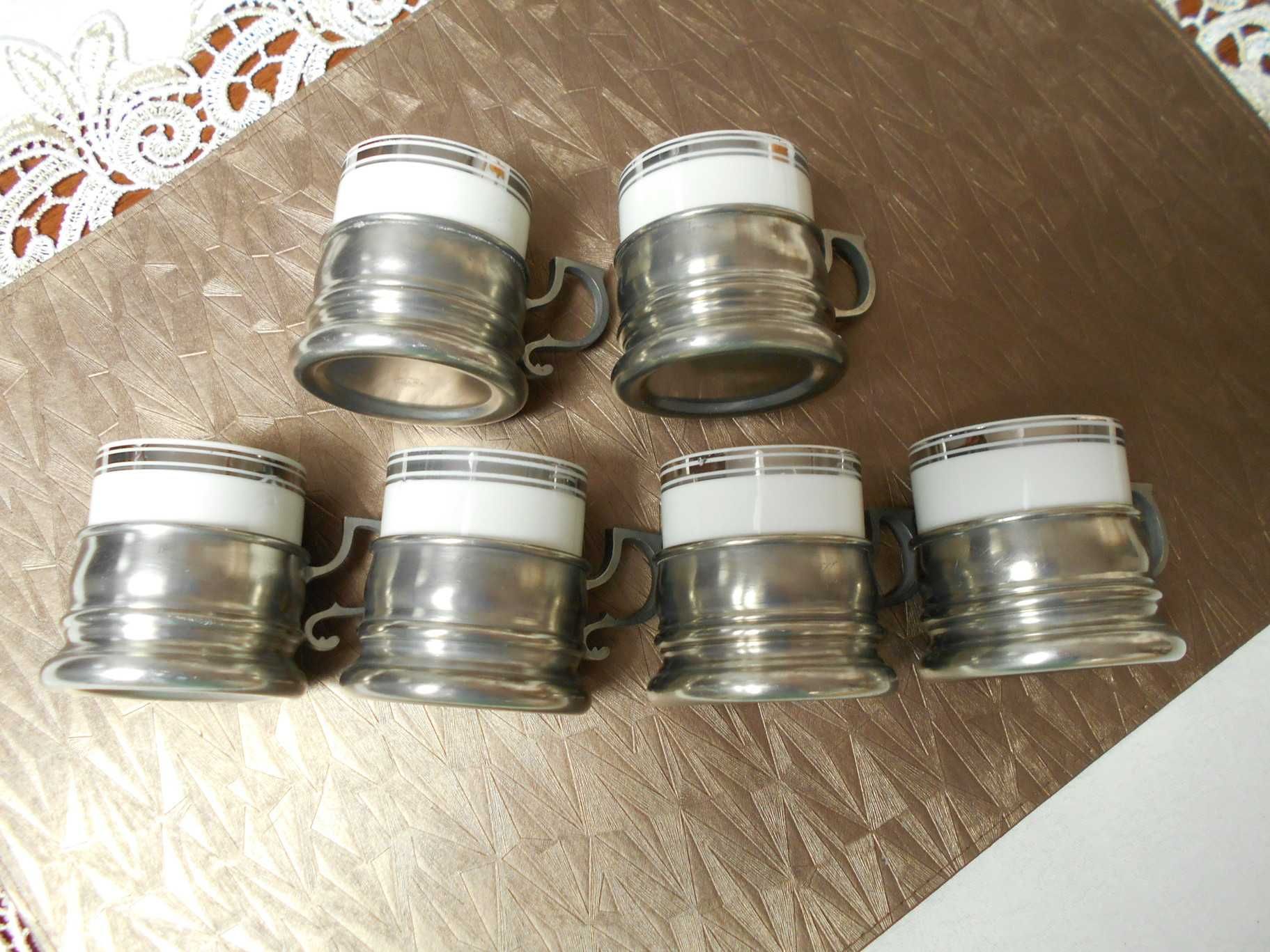 6 filiżanek porcelanowych w cynowym koszyczku . Sygnatura WMF. Mokka.