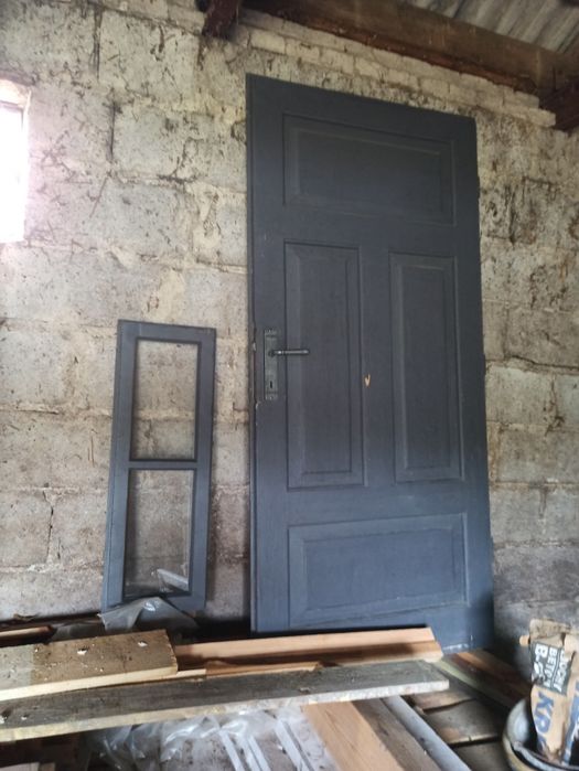 Drzwi zewnętrzne drewniane bez futryny.