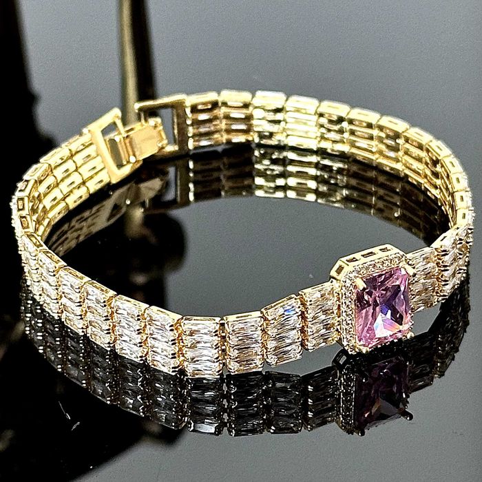 Bransoletka z Cyrkoniami i różowym Topazem, pochodzi z Londynu