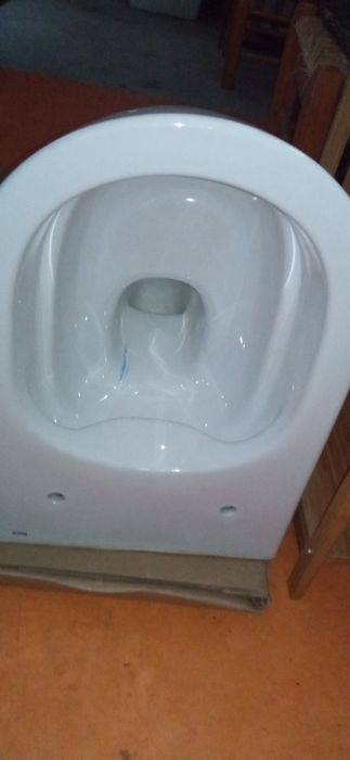 Sanita Suspensa ROCA Rimless, c/ tampo queda amortecida