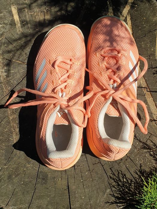 Одяг в асортименті.