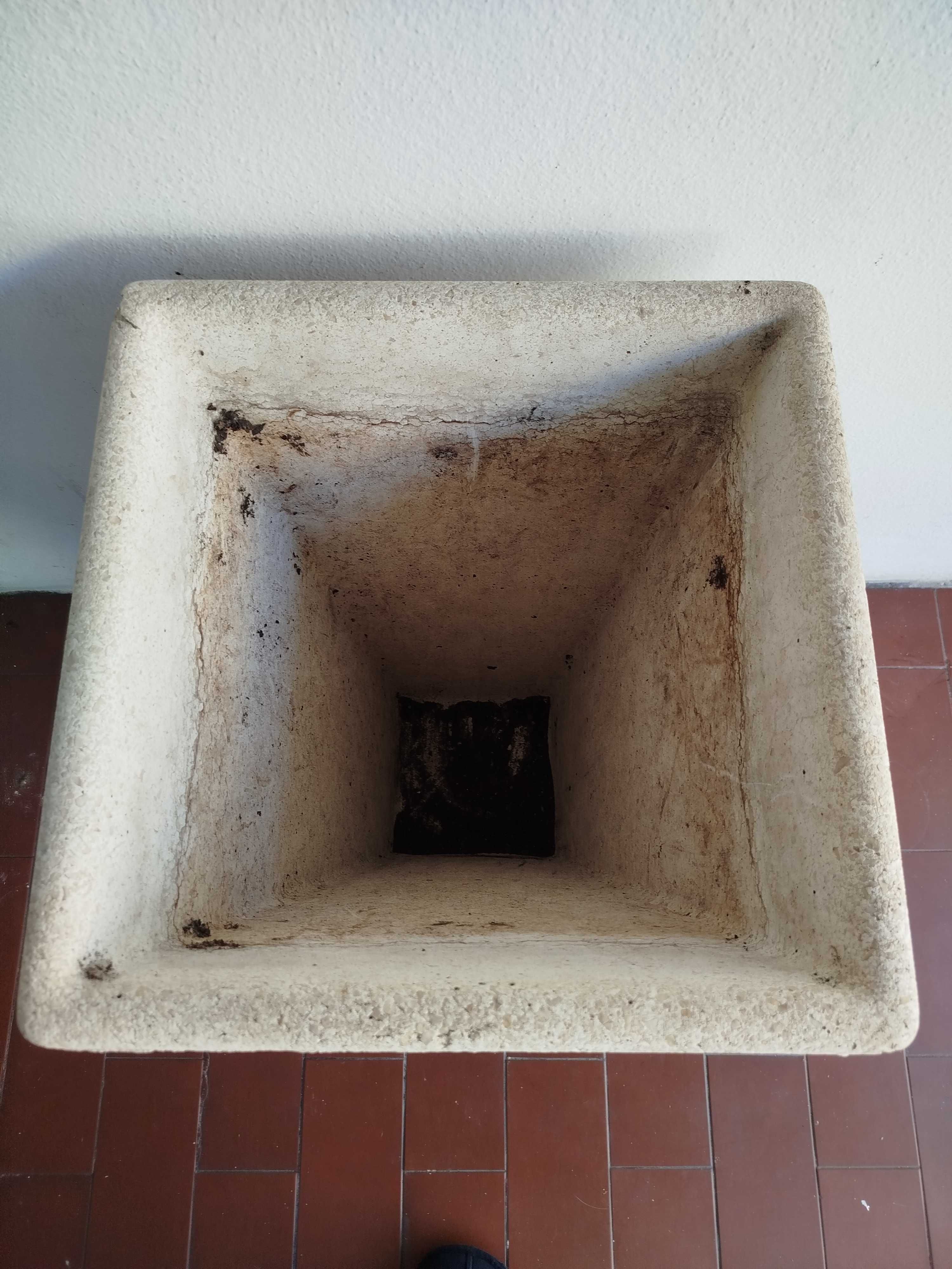 2 Vasos em pedra, 1 com 60 cm de altura e 1 com 50 cm de altura.