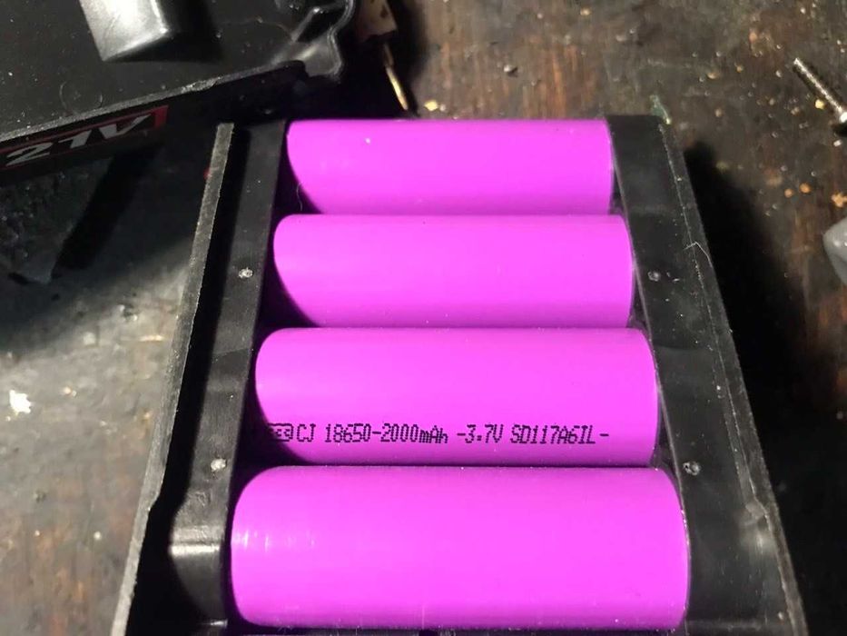 Акумуляторна міні-електрична пилка