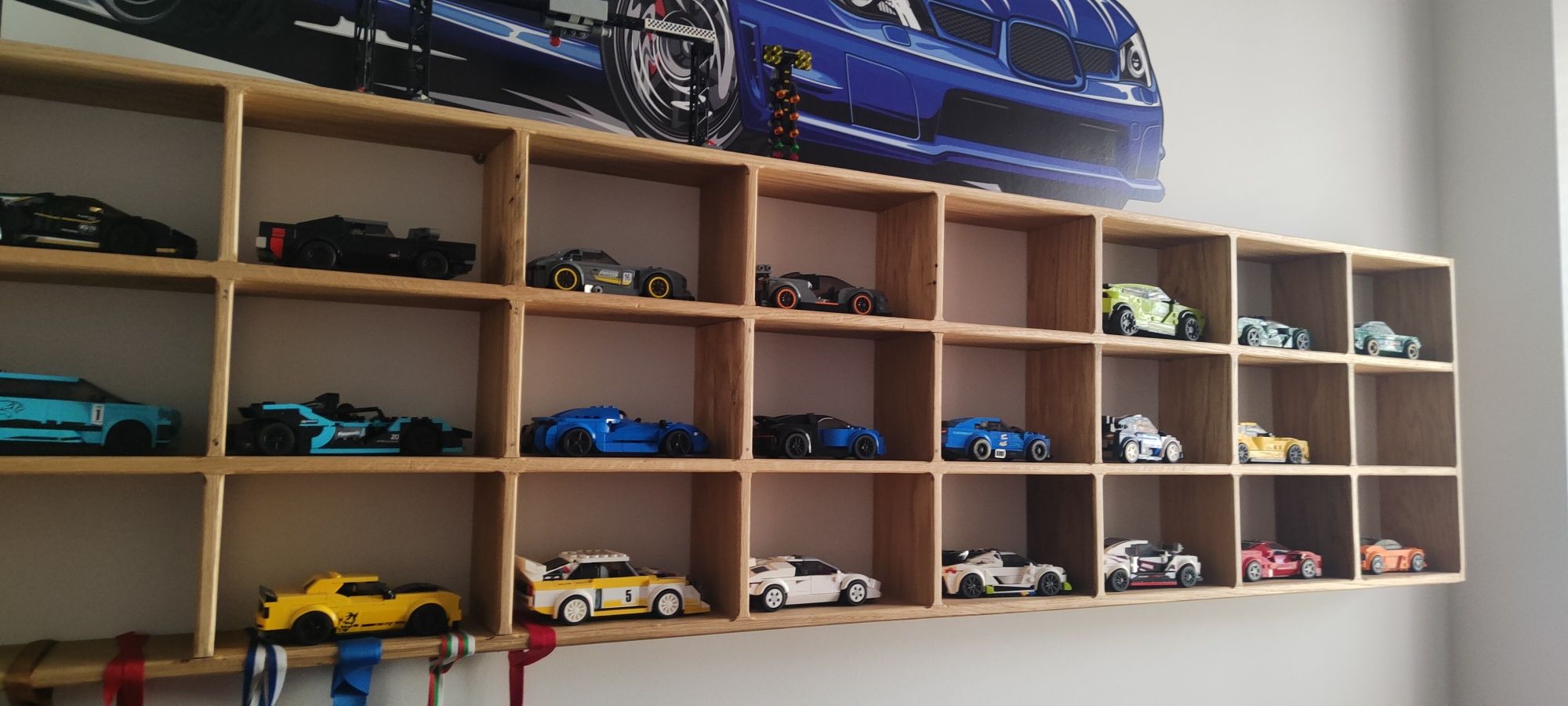 Półka dębowa idealna dla kolekcji samochodów LEGO speed
