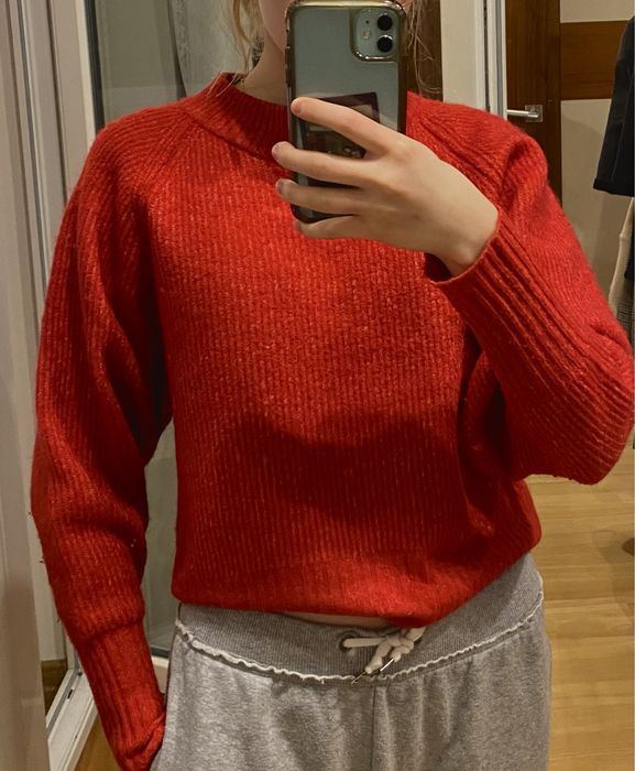 Czerwony sweter z wełną i moherem