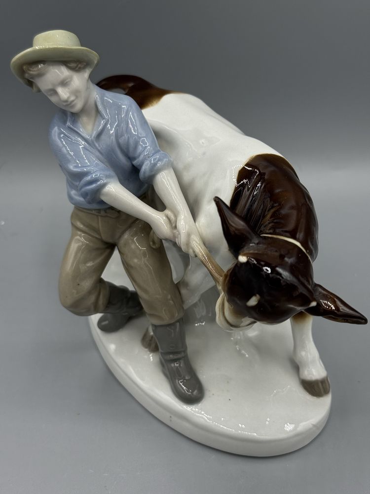 Figurka chlopa z krowa