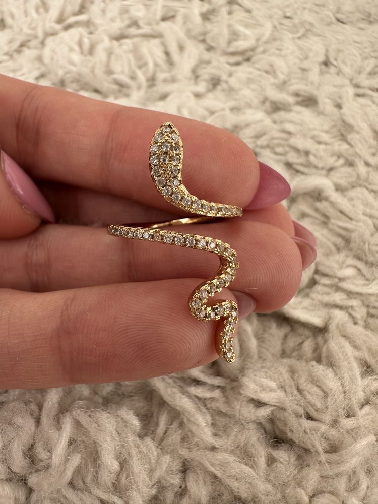 Anel dourado em forma de serpente