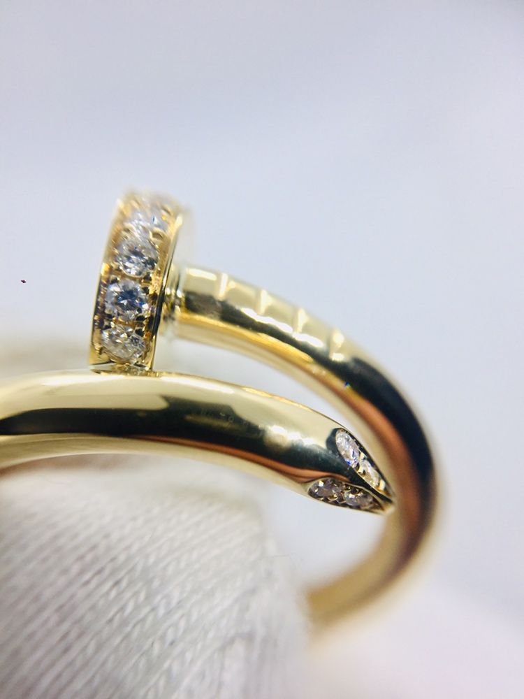 Золотое кольцо Cartier justе un clou ( Гвоздь ) с бриллиантами.