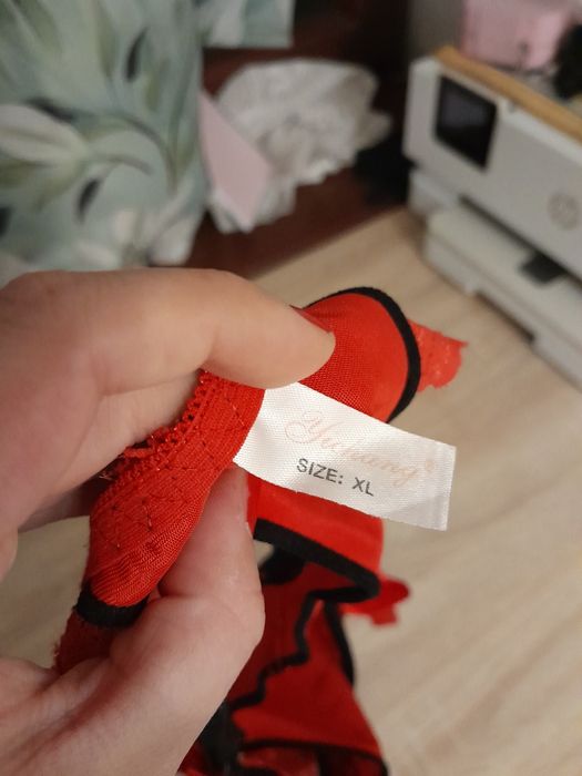 Czerwone majtki erotyczne z wiązaniem kokardki