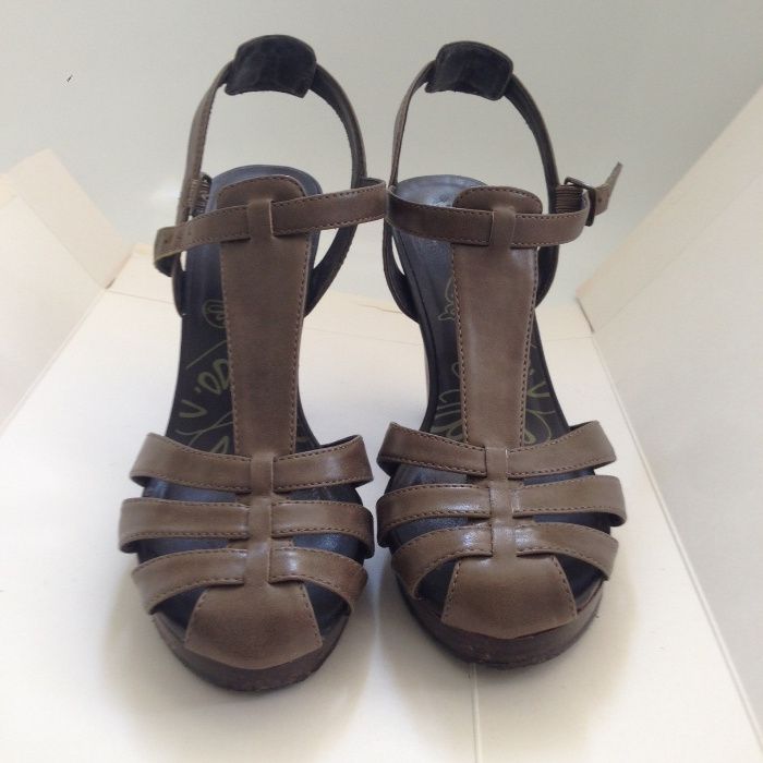 Sandálias de salto alto