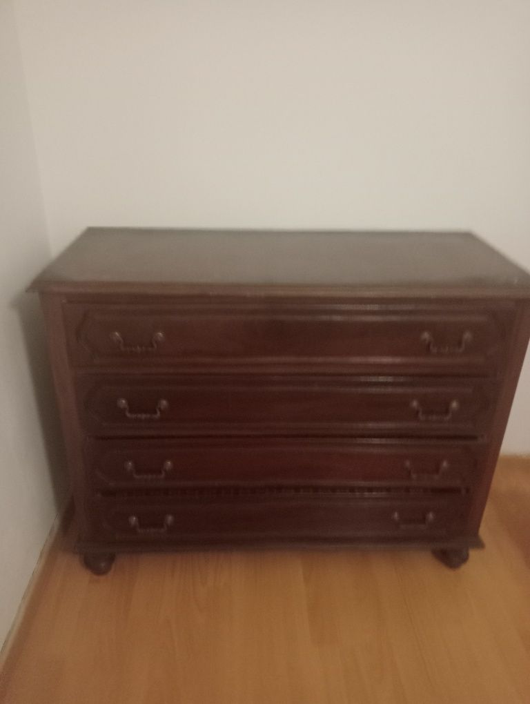 Cómoda com 4 gavetas