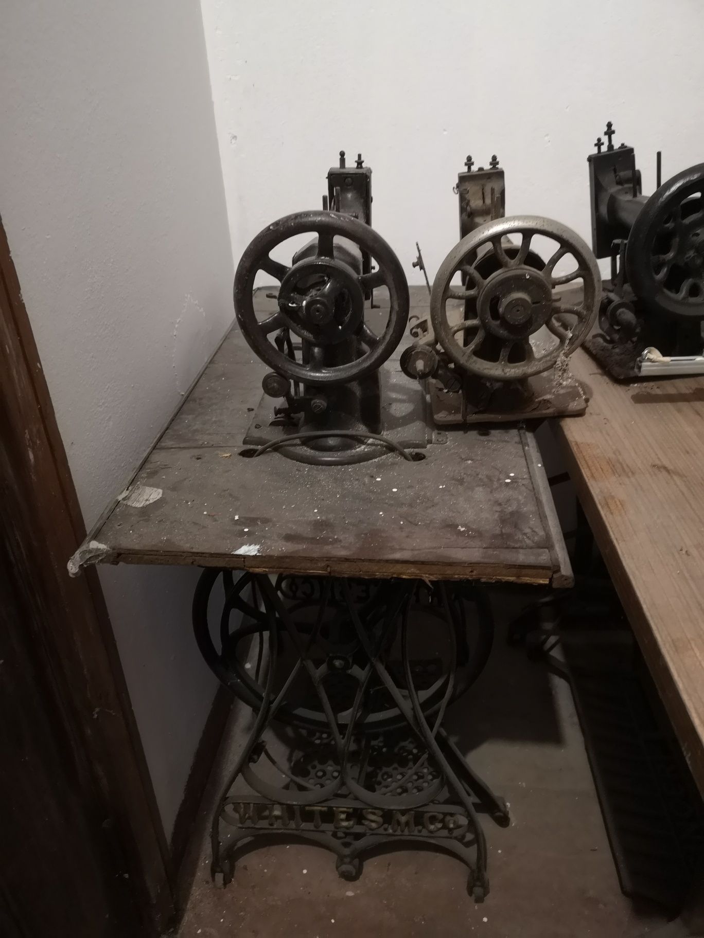 Máquinas costura antigas para restauro