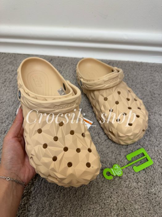 Стильні крокст Crocs Classic Geometric Clog
