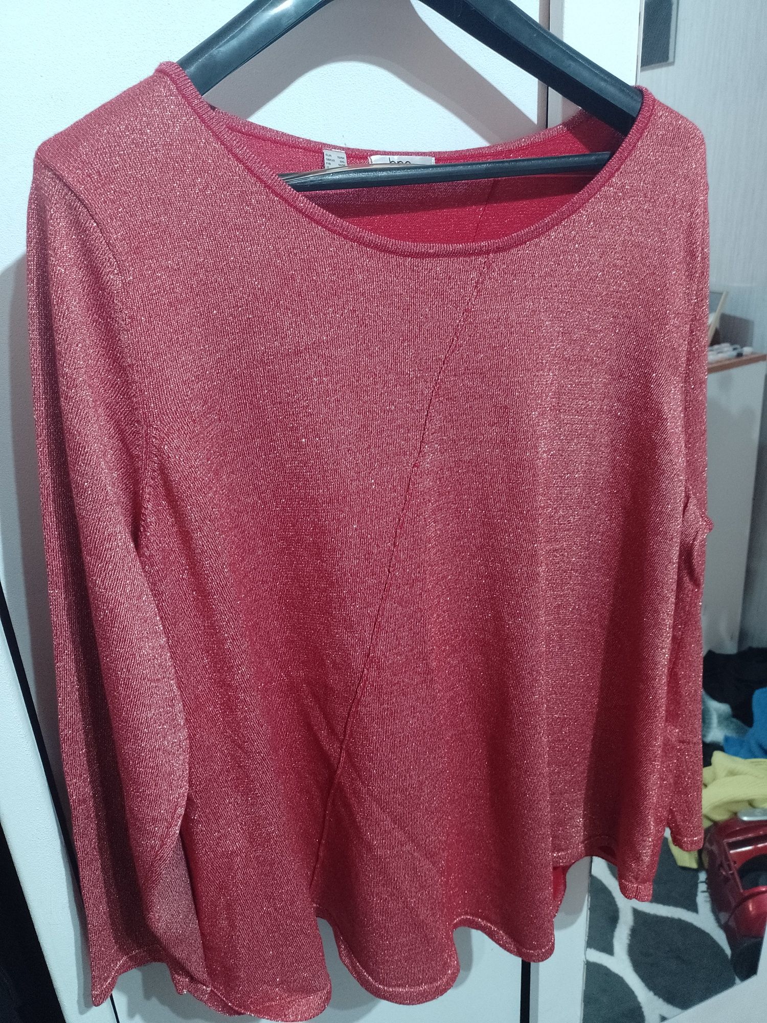 Czerwony sweter z błyszczącą nitką 52 54