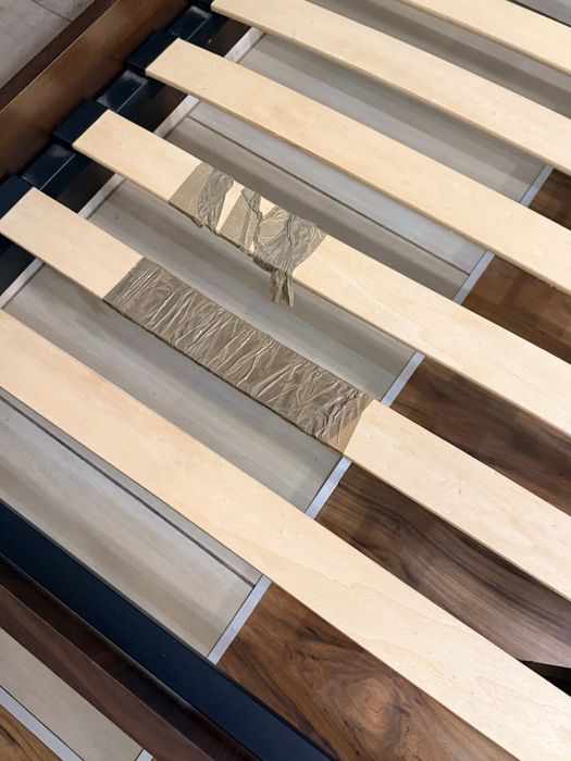 Łóżko z materacem i żebrowaniem