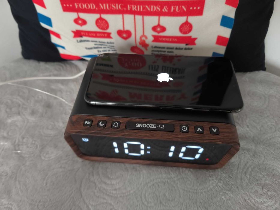 Radio DAB+ budzik, nocne oswietlenie i ladowanie bezprzewodowe USB C