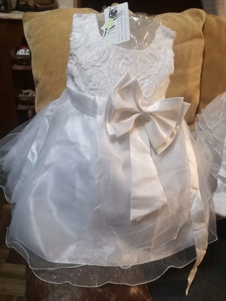 Vestidos de baptizado, novos.
Tamanho até 2 anos.
Dois diferentes