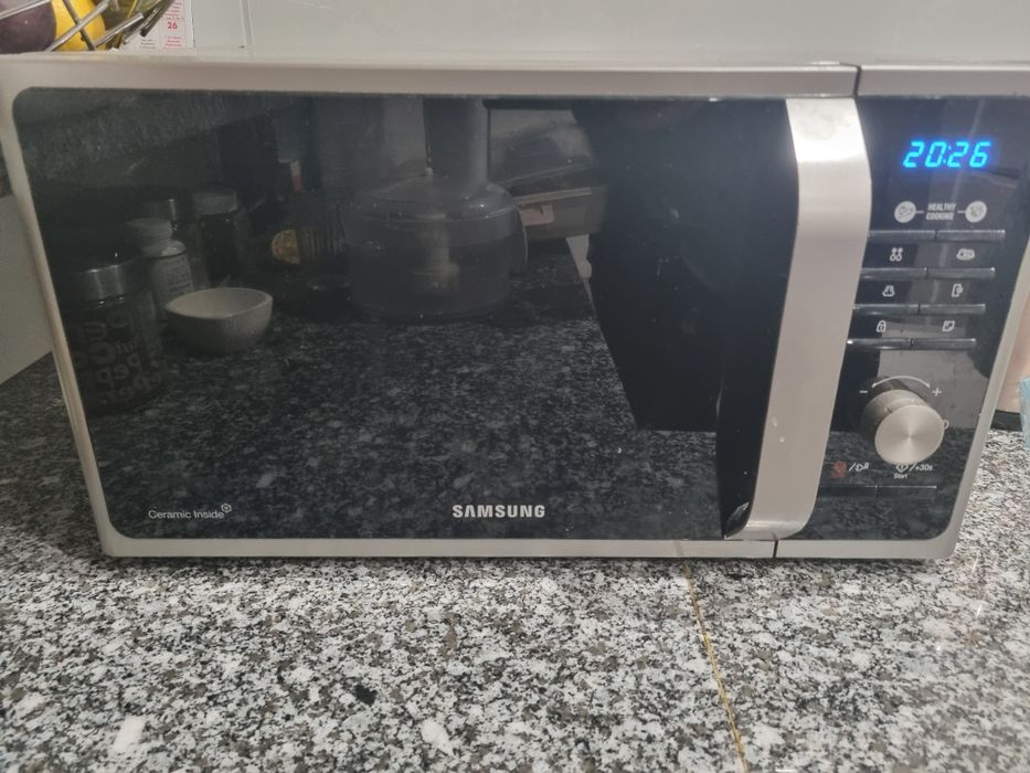 Sprzedaje kuchenkę microfalową Samsung