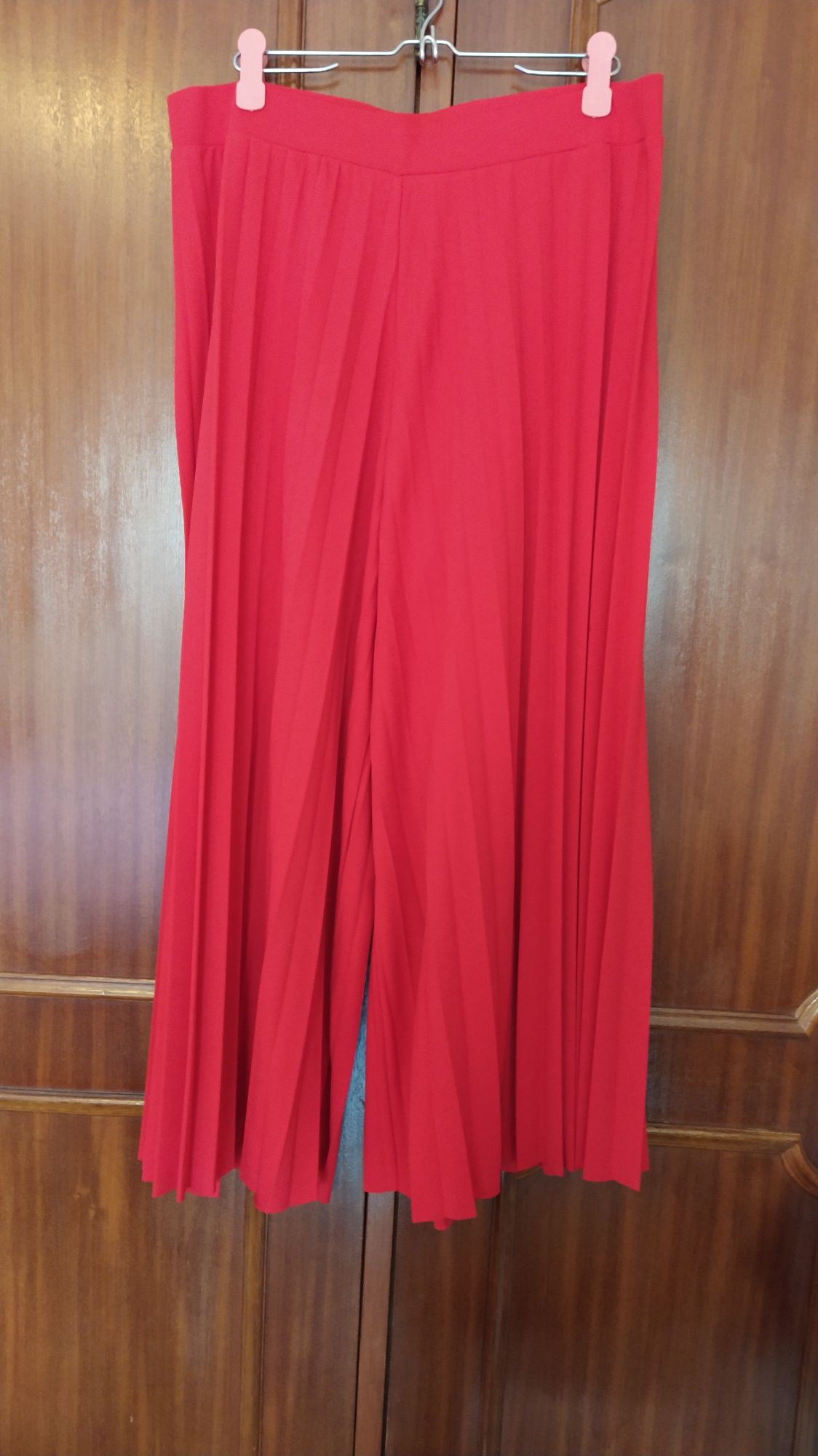 Bonita saia calça plissada em vermelho