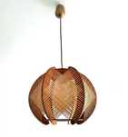 Candeeiro suspenso d madeira e palhinha. Wooden and straw pendant lamp
