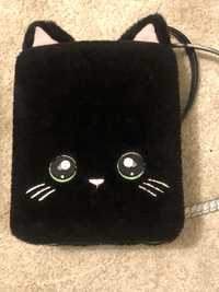 Plecak czarny kot Nanana z lalką i akcesoriami.
