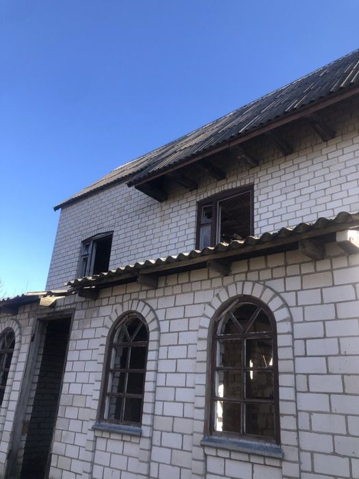 Продаеться 2х поверховий будинок із земельною ділянкою