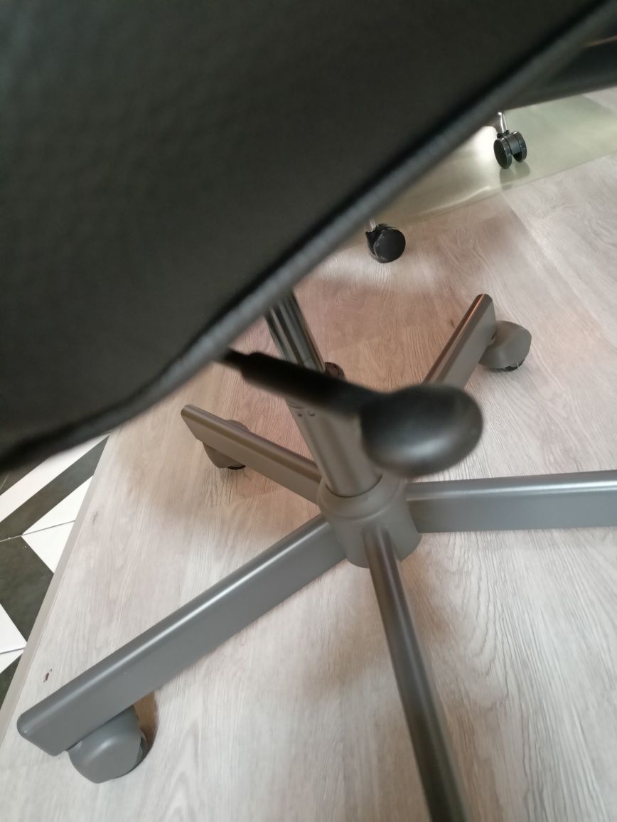Cadeira de escritório em couro preta  IKEA
