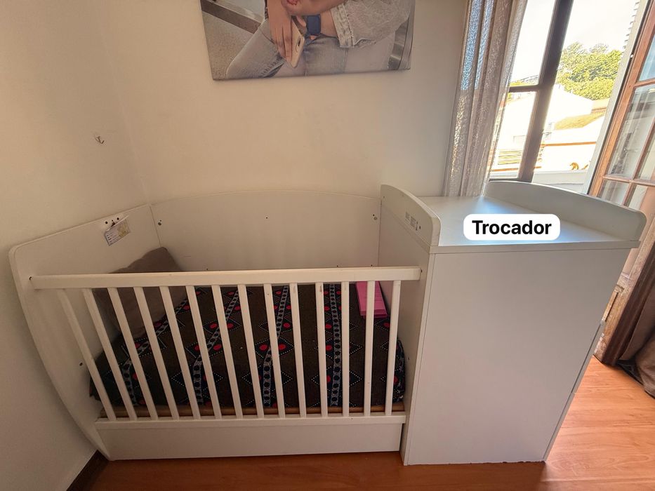 Berço evolutivo com colchao e estantes infantis 200€ TUDO