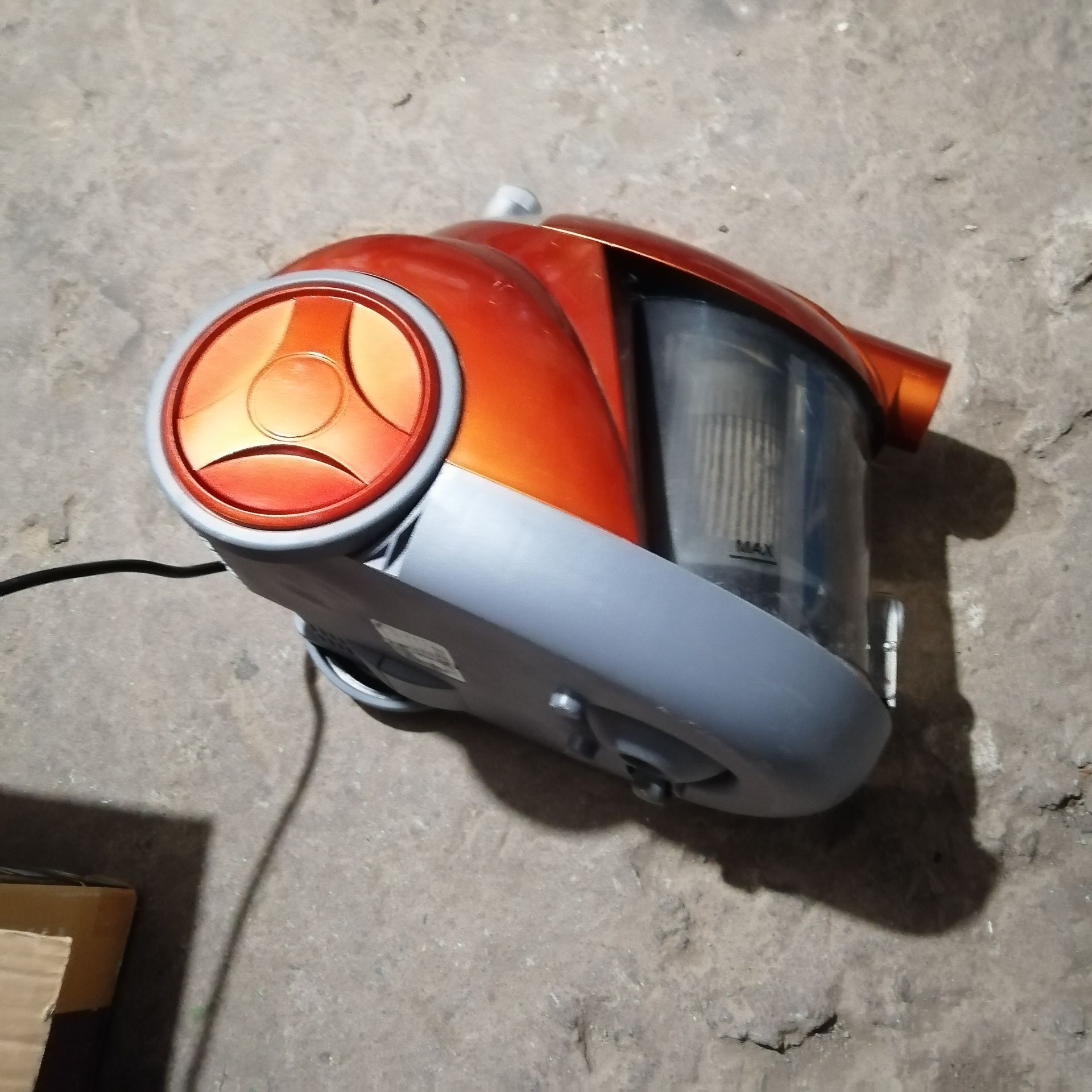 Пылесос циклонный DELFA DJC-605.