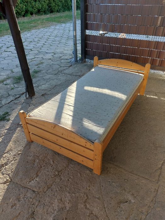 Łóżko drewniane z materacem i stelażem regulowanym - 2 szt