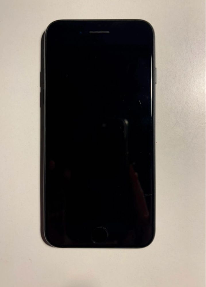 iPhone SE z 2020 roku w pełno sprawny