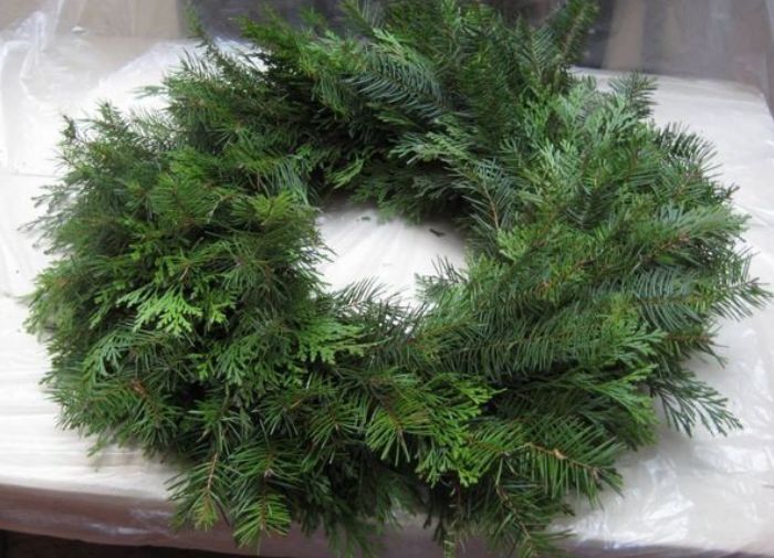 Новорічний віночок з живої хвої ялиці