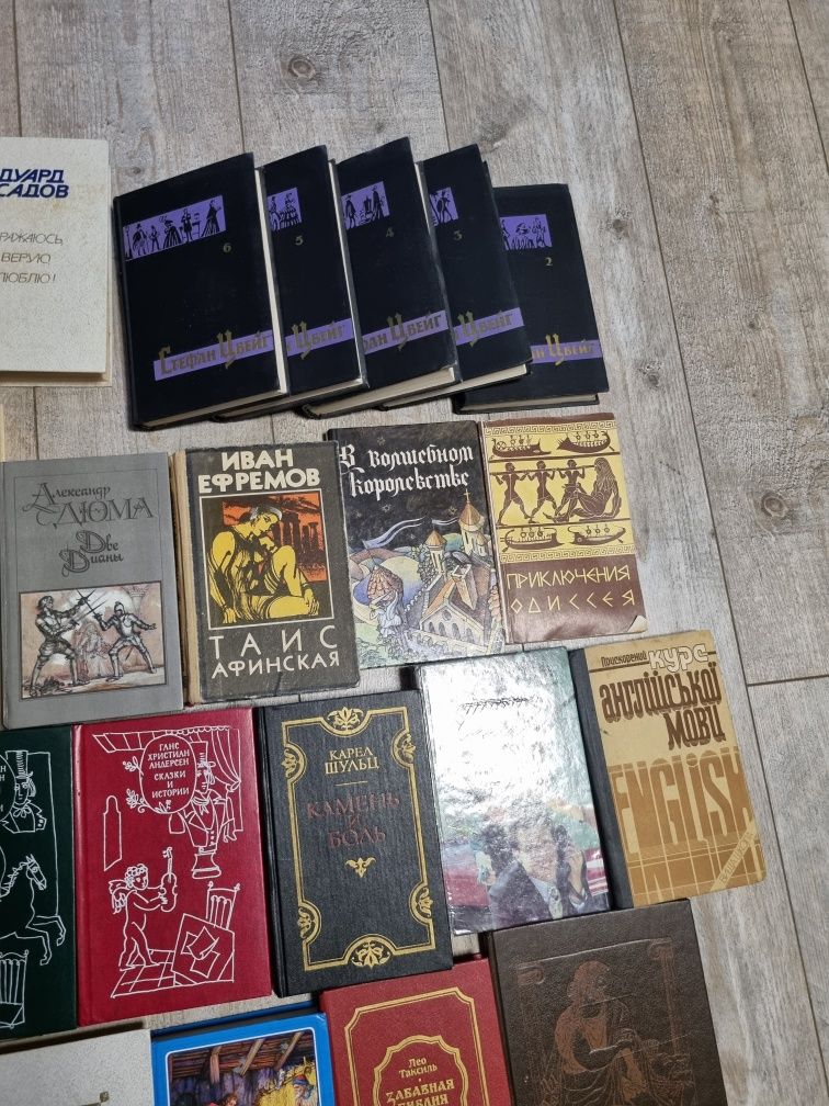 Книжки біблія література класична казки міфи