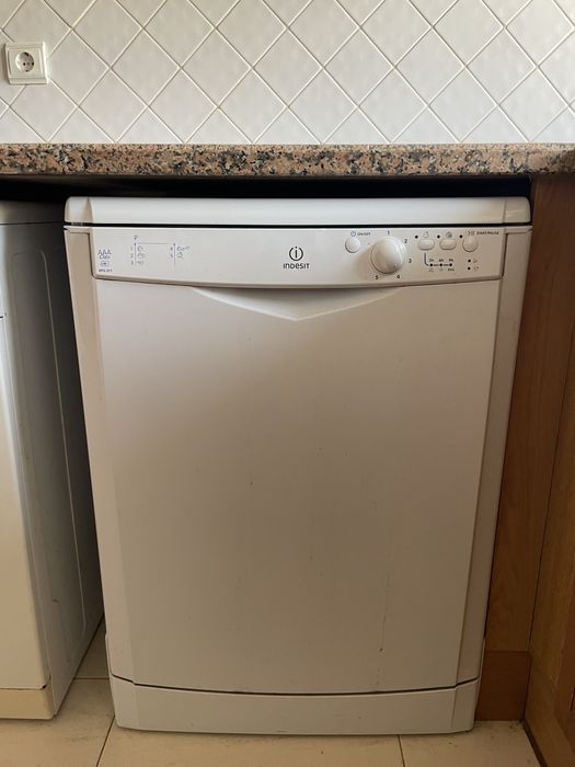 Máquina de Lavar Louça Indesit