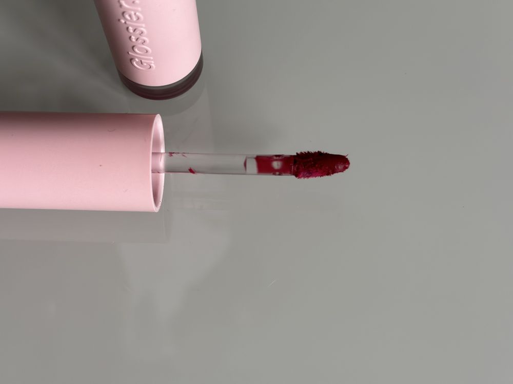 Glossier G Suit Cranberry pomadka