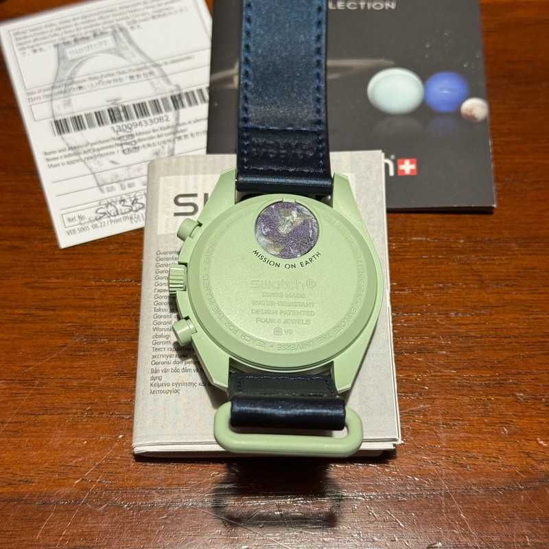 Omega x Swatch SO33G100 Ziemia - Trwały i ekologiczny model