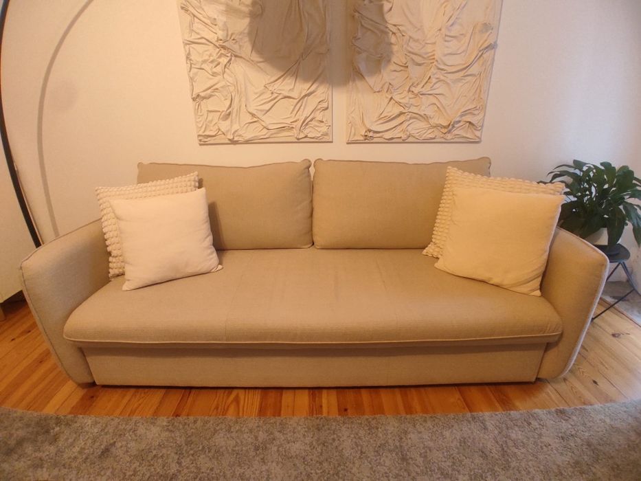 Sofá bege gato preto