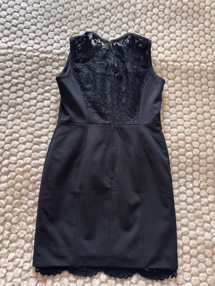 Vestido preto com detalhe em renda no decote e nas costas