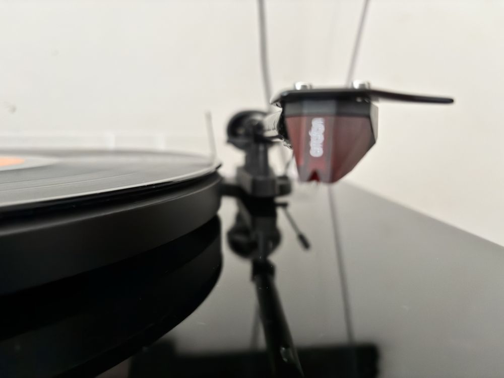 Pro-Ject Gira-Discos Debut Carbon DC 2M RED COLOR PIANO BLACK