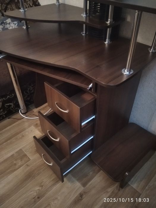 Стіл комп'ютерний, письмовий . Стол компьютерный, письменный. Парта