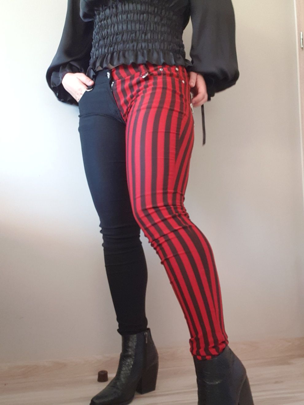 Spodnie biodrówki różne nogawki czerwono czarne paski Banned S alterna