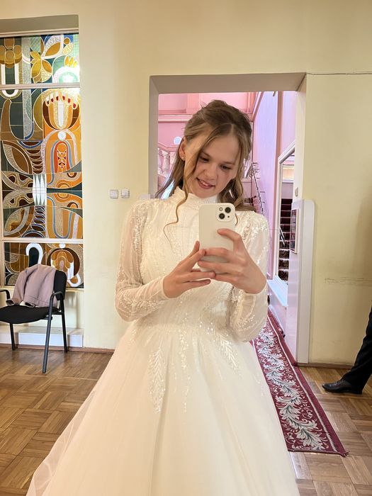 Вишукана весільна сукня з довгими рукавами