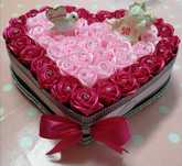 Caixa com 50 rosas de cetim