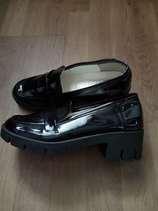 Mokasyny lakierowane damskie.
