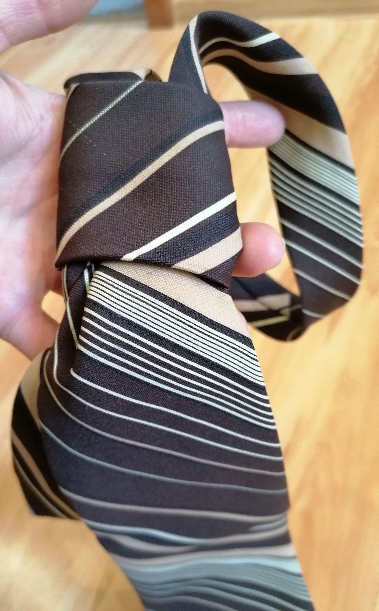 Krawat męski brązowo - beżowy w paski
Szerokość krawata 11