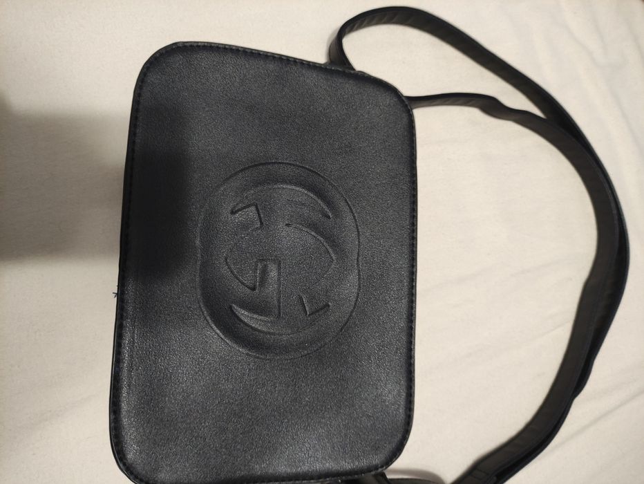 Сумка на плече з довгим ременем.В гарному стані.