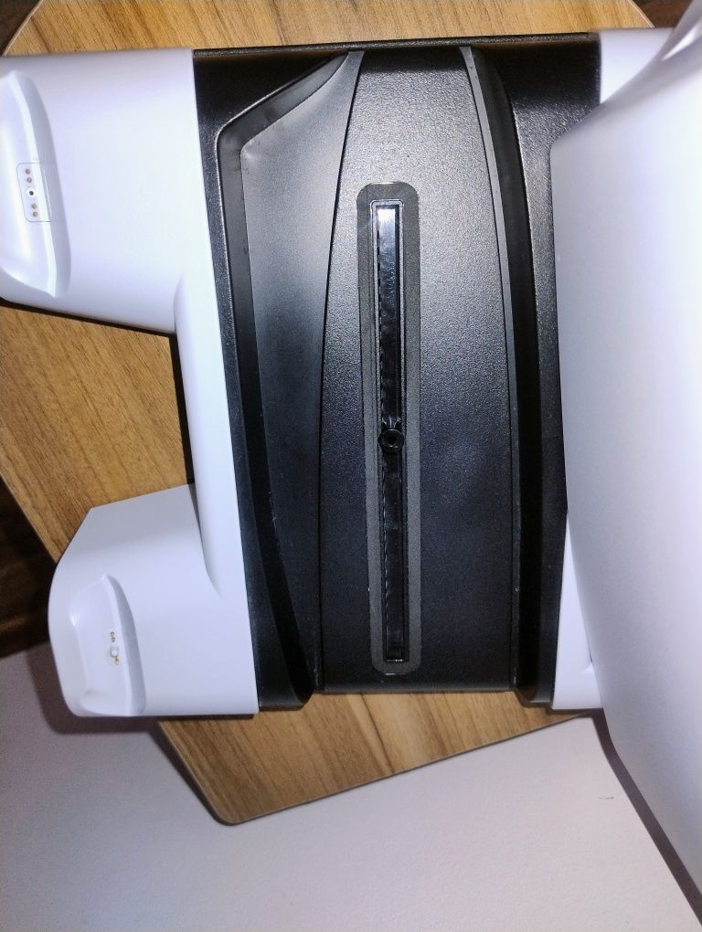 PlayStation 5 z napędem i z stacją chłodzącą